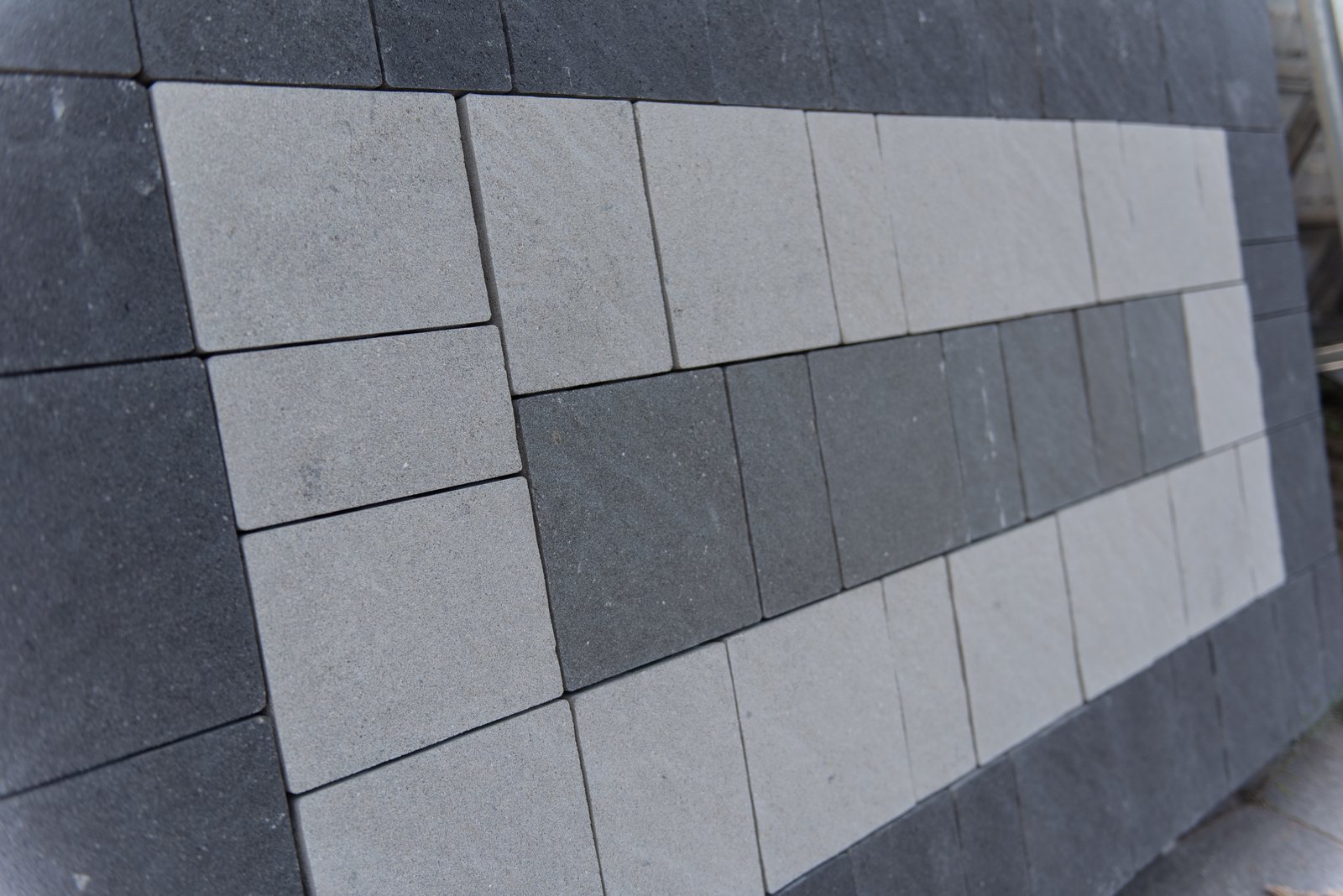 Masselli autobloccanti in cemento grigio chiaro e antracite posati a disegno geometrico